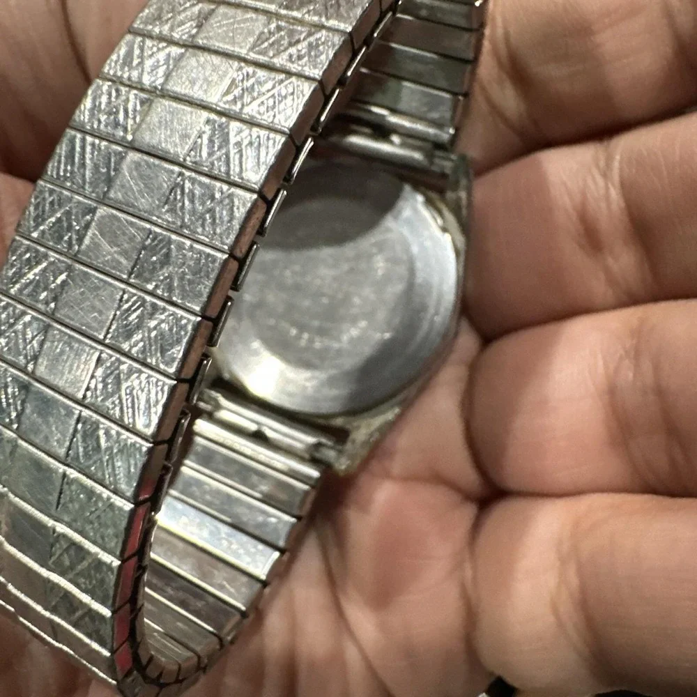 Running Vintage Timex‎ Mechanical Wristwatch Water Resistant Date Watch Silver